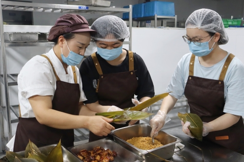 北秀食堂举行“粽情端午，传承古韵”包粽子...